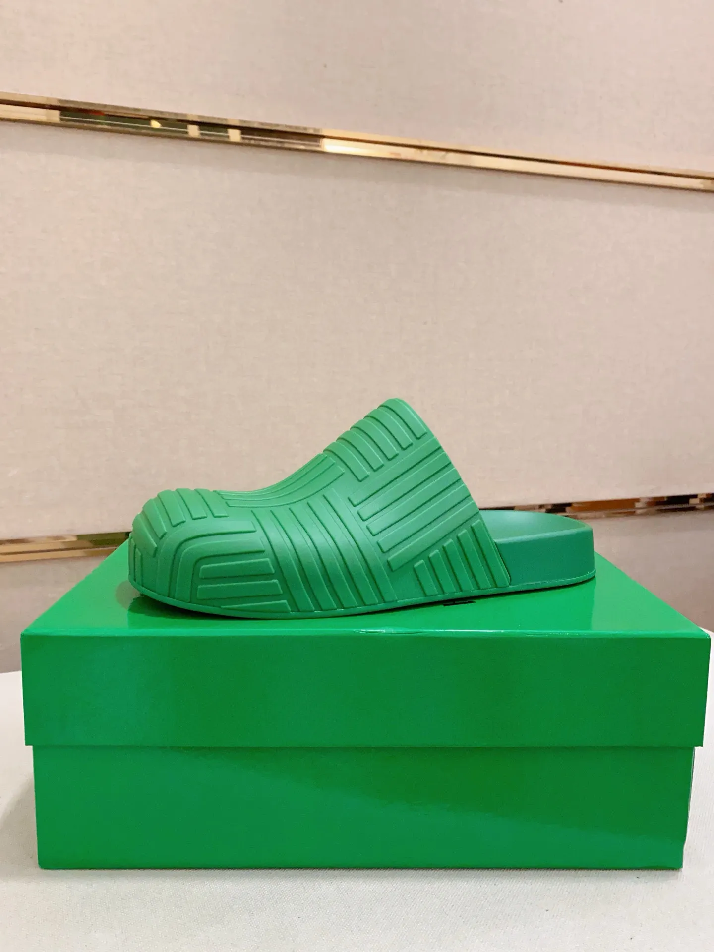 Men's shoes💰: 340💰Couple style👫【BV~Bottega Veneta】Trendy new slippers are on the market, the same style as the official website. Counter quality [strong][strong][strong] Selected rubber fabrics, high-end atmosphere, super cost-effective model. Original wear-resistant rubber outsole. Fine workmanship. The upper layer of materials is used. The quality is visible. Shoe size: Female 36-40. Male 38-46